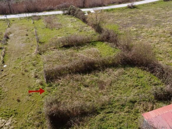 Αγροτεμάχιο στα Μεσάγκαλα δίπλα στην αποθήκη από ψηλά με κόκκινο βελάκι Προβατίδης μεσιτικά