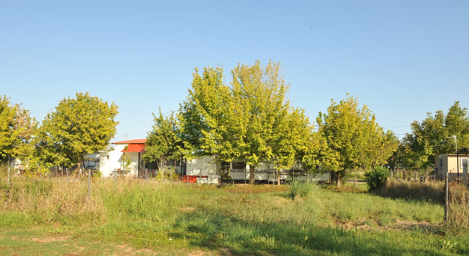 Παραθαλάσσια ιδιοκτησία με τέσσερα ακίνητα σε όμορφη θέση-3