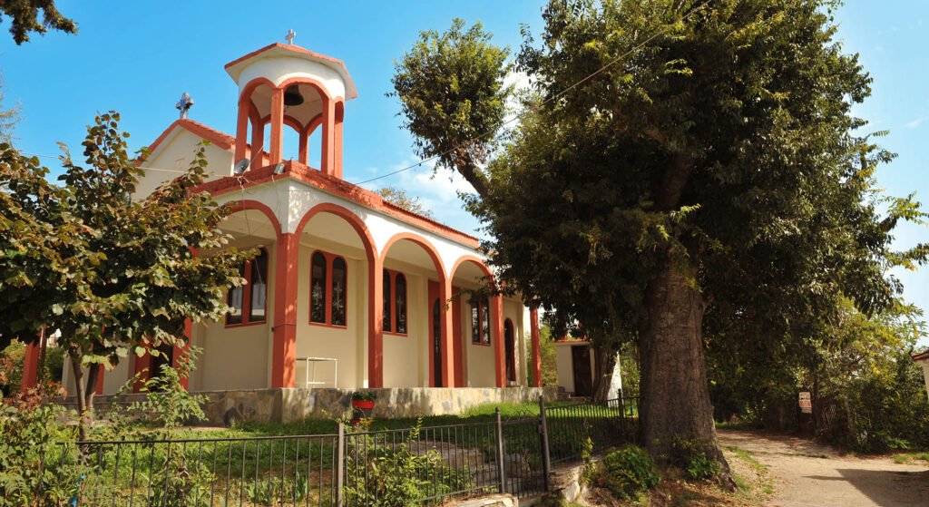 Ναός Αγίας Μαρίνας με καμπαναριό με υπέροχα δέντρα στην Αιγάνι
