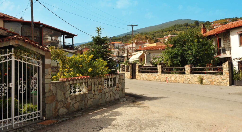 Περιποιημένα σπίτια στην Αιγάνη με κήπους και λουλούδια