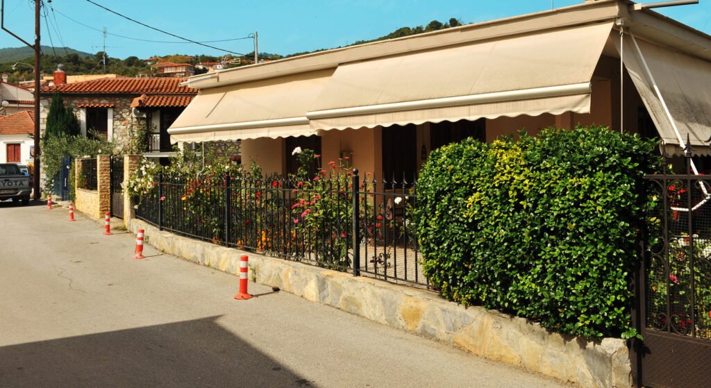 Περιποιημένα σπιτάκια γεμάτα με λουλούδια στην Αιγάνι