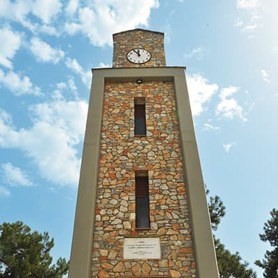 Υπέροχος πέτρινος πύργος με ρολόι στην Αιγάνη