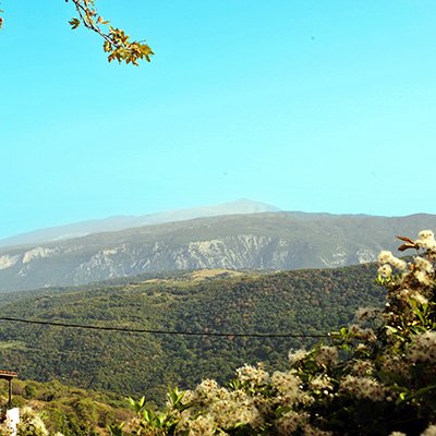 Υπέροχη θέα από τη πλατεία Ραψάνης στο βουνό