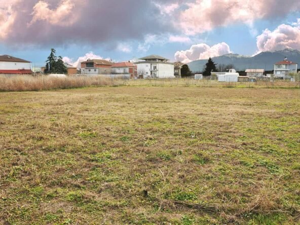 Αγροτεμάχιο με δόμηση στην Περίσταση Πιερίας θέα από πρόσοψη μεσα από οικόπεδο