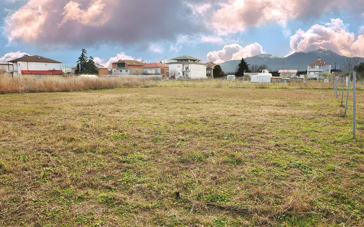 Αγροτεμάχιο με δόμηση στην Περίσταση Πιερίας θέα από πρόσοψη μεσα από οικόπεδο
