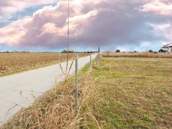 Αγροτεμάχιο με δόμηση στην Περίσταση Πιερίας θέα από πρόσοψη μεσα από οικόπεδο υπό γωνία