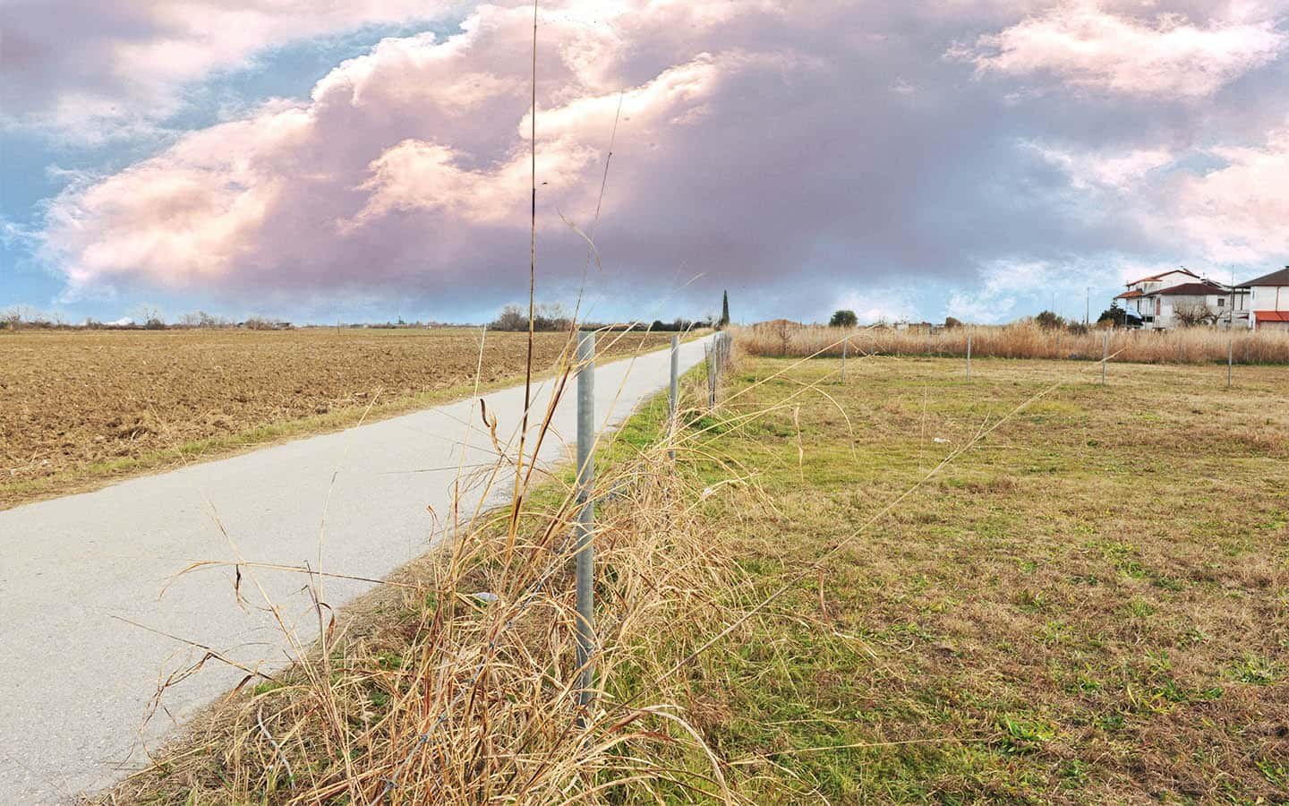 Αγροτεμάχιο με δόμηση στην Περίσταση Πιερίας θέα από πρόσοψη μεσα από οικόπεδο υπό γωνία