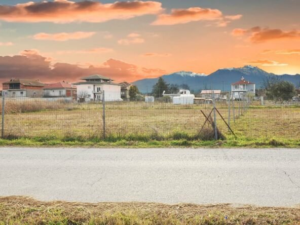 Αγροτεμάχιο στην Περίσταση-μέση πρόσοψη με δύση ηλίου το όριο του