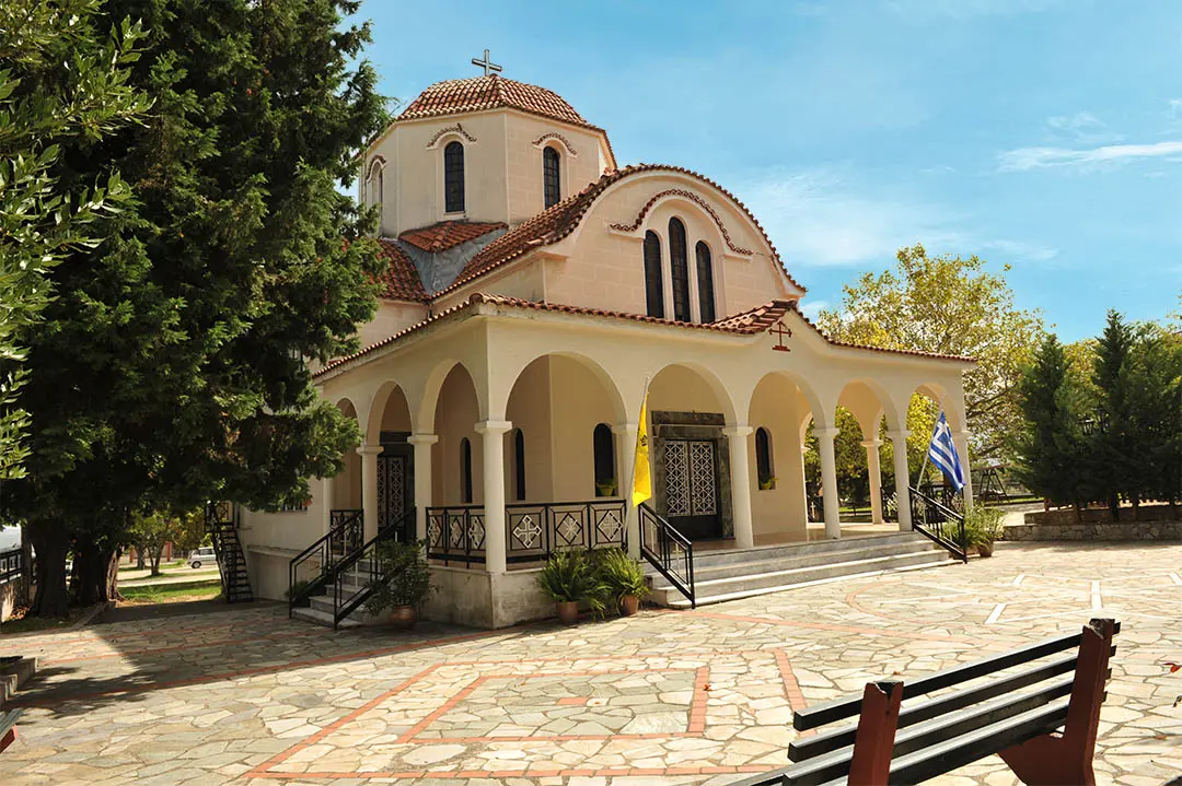 Εκλησία στην αρχή του Πυργετού φωτο Προβατίδης