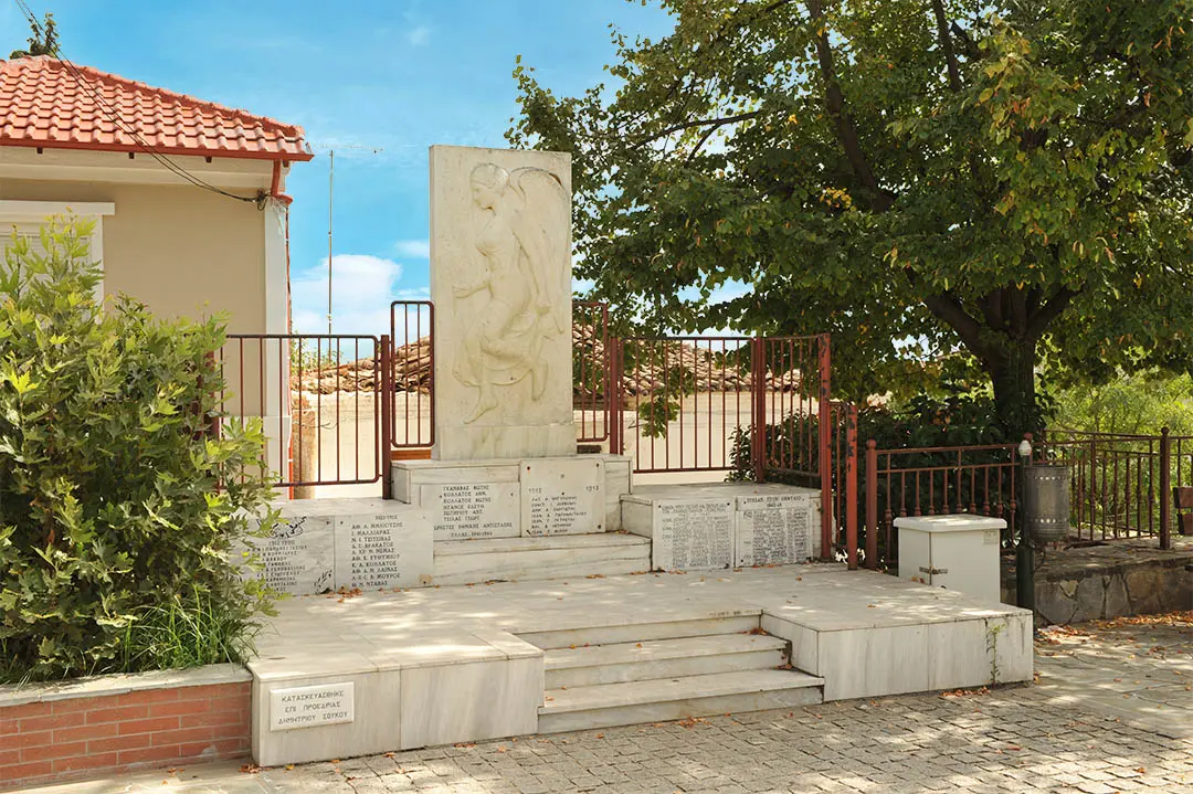 Μηνημείο επανάστασης στην πλατεία του Πυργετού φωτο Προβατίδης