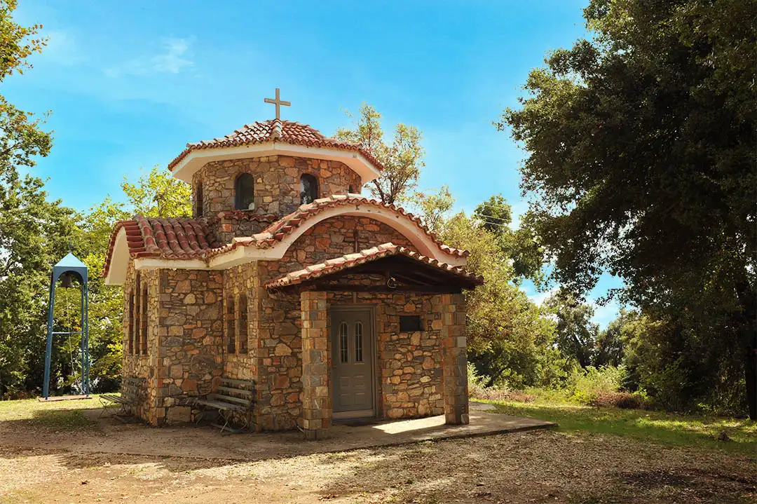 Υπέροχο παρεκκλήσι στο βουνό με μικρό καμπαναριό κοντάσ τον Πυργετό φωτο Προβατίδης
