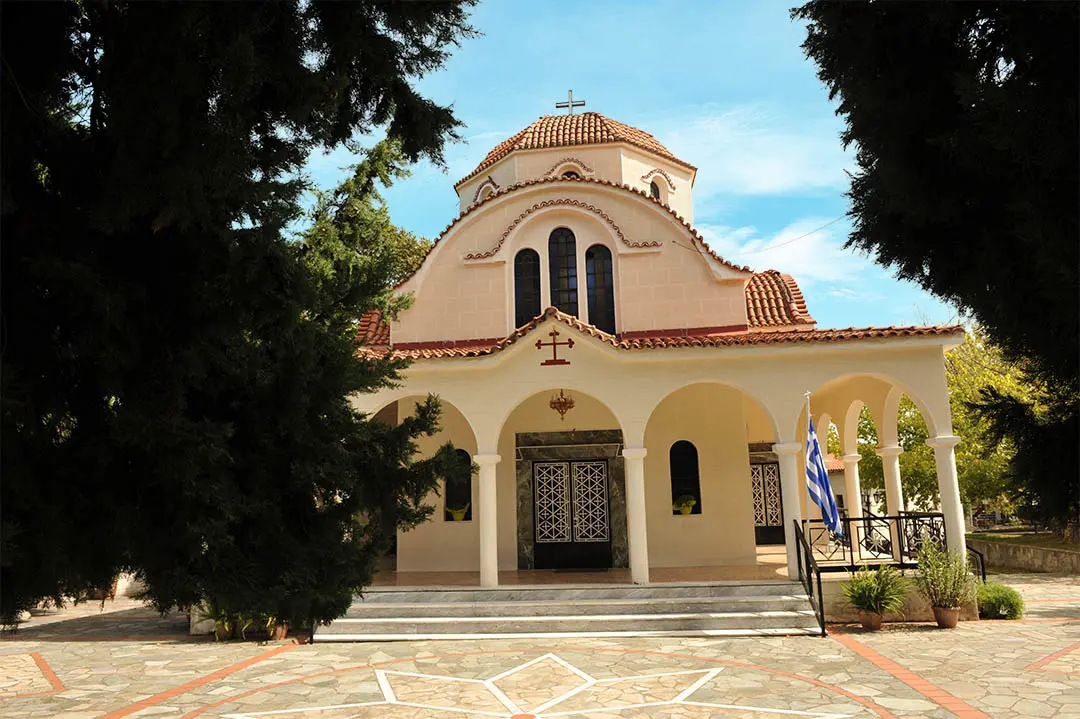 εκλησία ατην αρχή του Πυργετού φωτο Προβατίδης 2