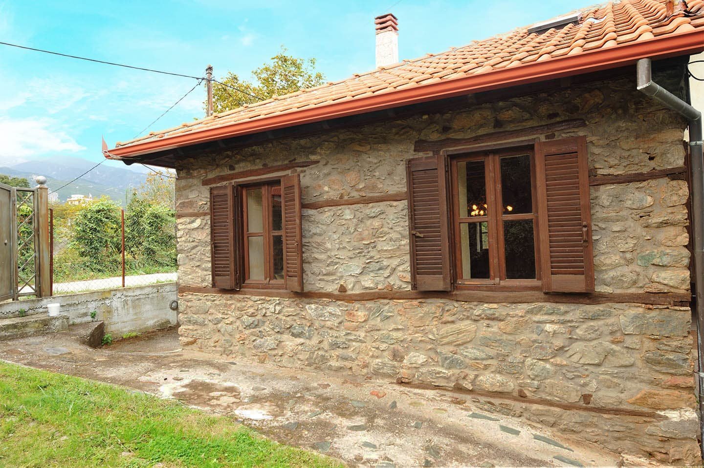 πέτρινη κατοικία και βουνό στο φόντο στην Σκοτίνα - Copy