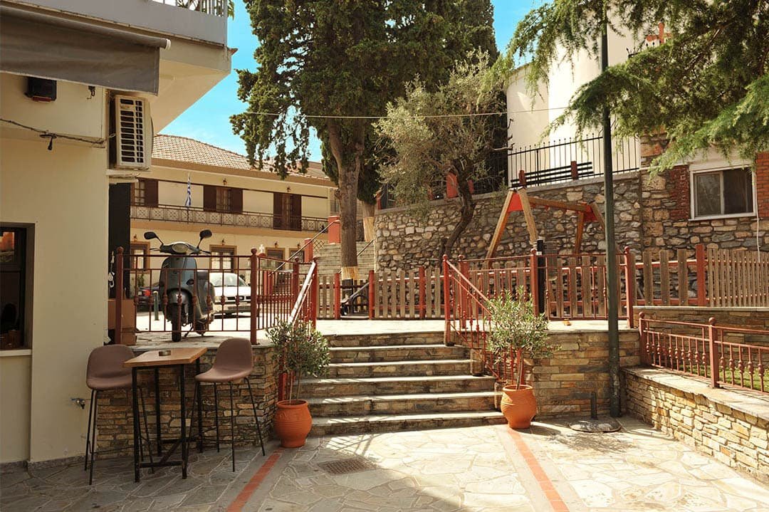σκαλοπάτια που οδηγούν στον Ναό του χωριού στον Πυργετό φωτο Προβατίδης copy