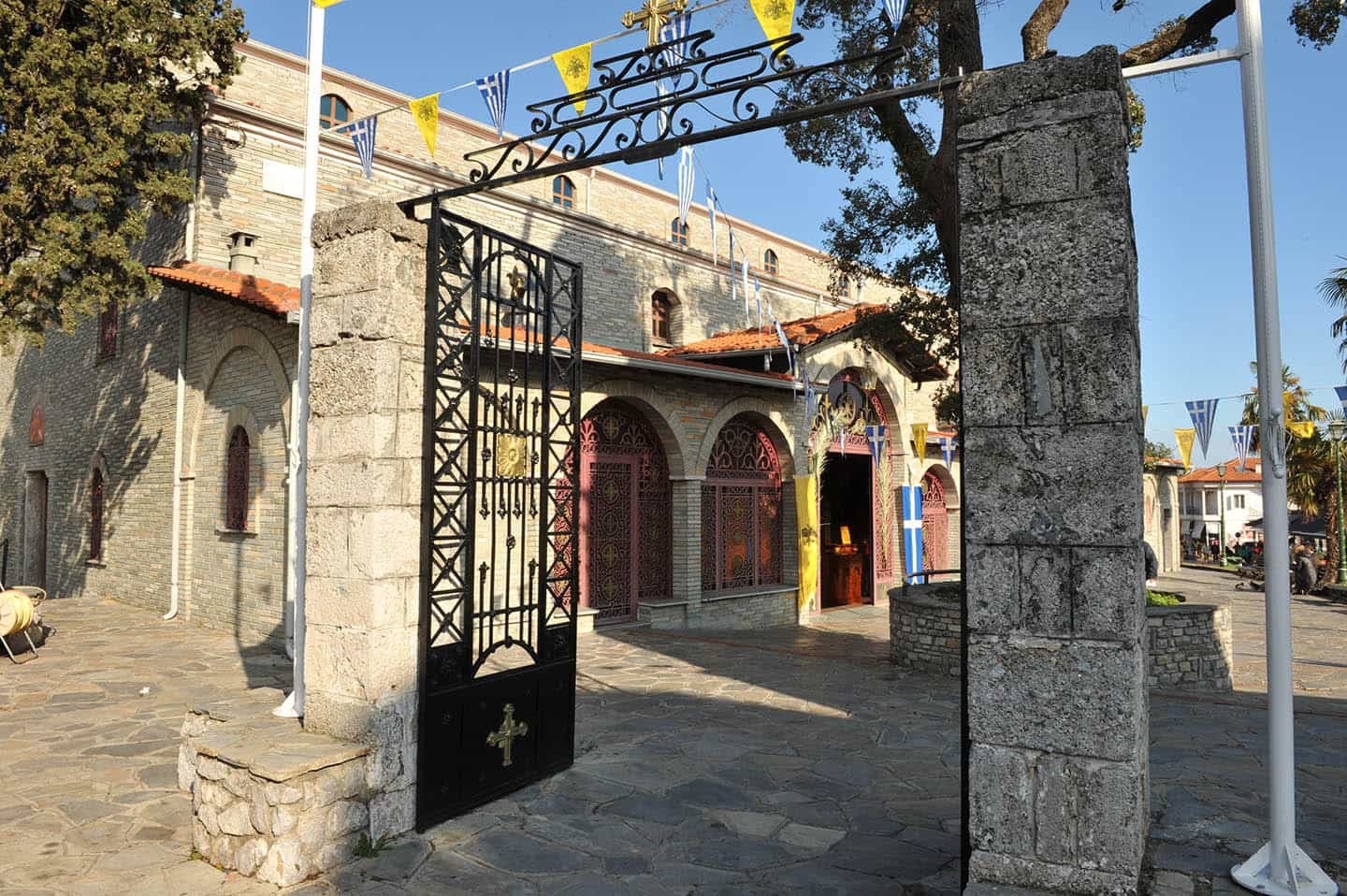 Λιτόχωρο Θέα από την Πύλη της εκκλησίας προς την εκκλησία - Προβατίδης Στάθης παραθαλάσσια οικόπεδα αγροτεμάχια