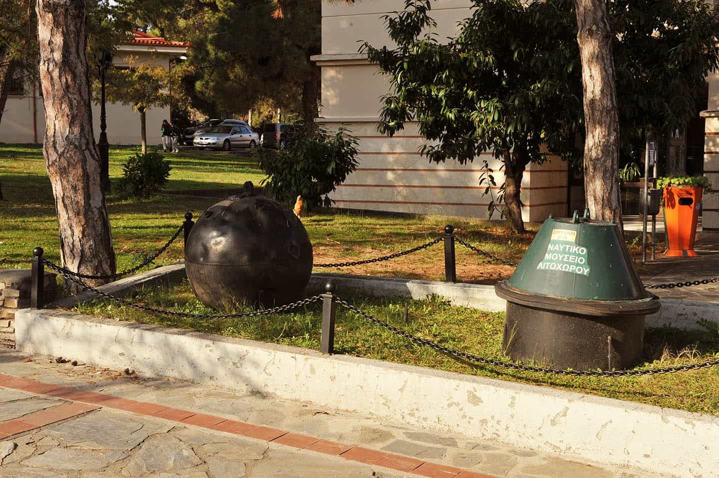 Λιτόχωρο σημαδούρες στο προαύλιο του Δημαρχείο Δίου Ολύμπου και Ναυτικό Μουσείο Προβατίδης Στάθης παραθαλάσσια οικόπεδα αγροτεμάχια