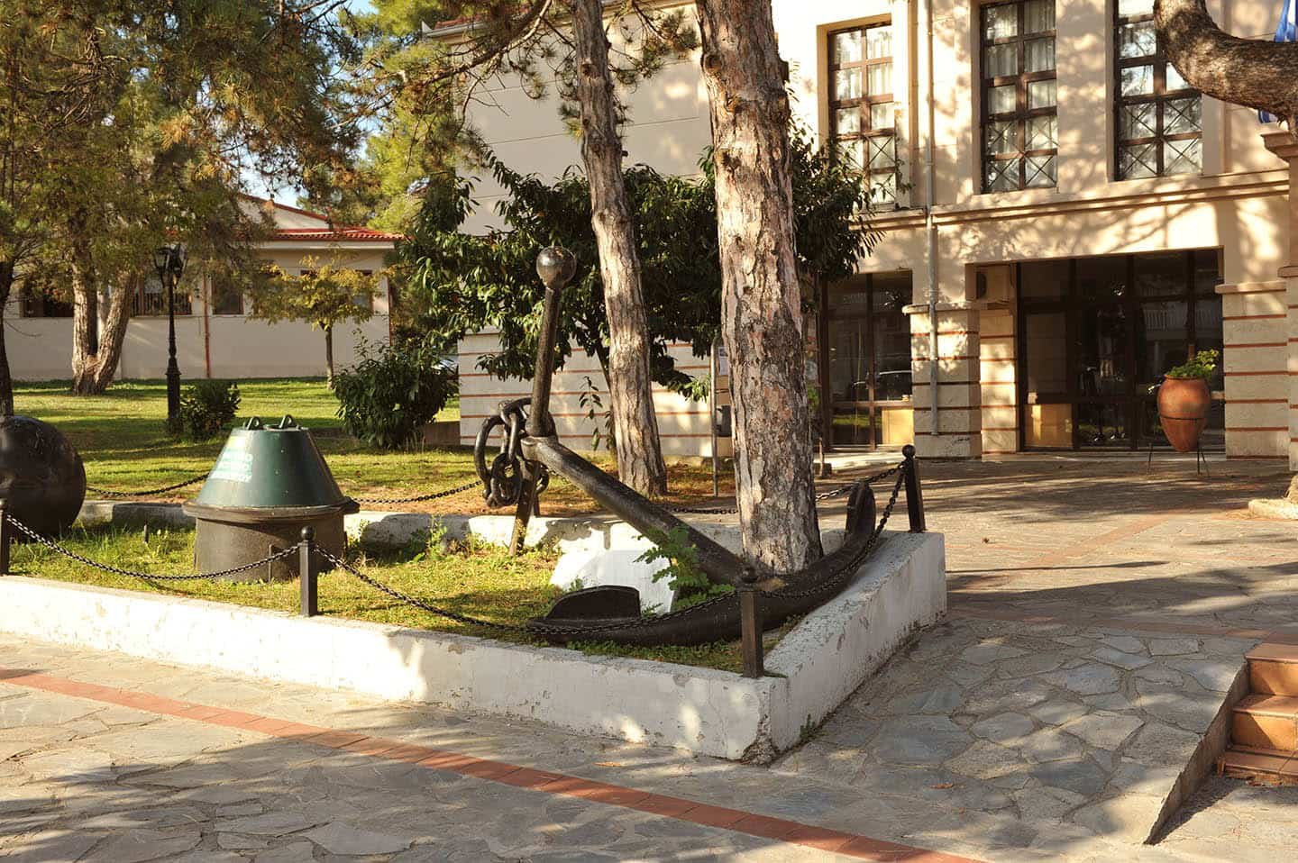 Λιτόχωρο Δημαρχείο Δίου Ολύμπου και Ναυτικό Μουσείο μπροστά από το κτίριο με θέα δεξιά την άγκυρα και σημαδούρα στην εικόνα Προβατίδης Στάθης παραθαλάσσια οικόπεδα αγροτεμάχια