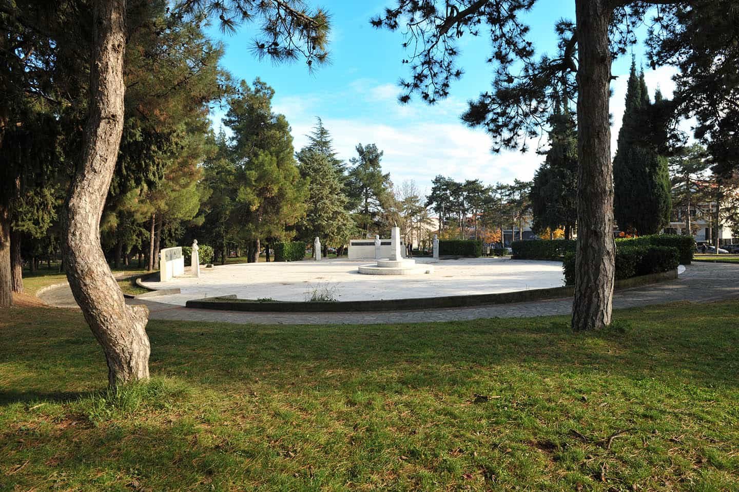 Λιτόχωρο με το Μνημείο Πεσόντων Ηρώον με προτομή του Ναύαρχου Βότζη Προβατίδης Στάθης μεσιτικό παραθαλάσσια οικόπεδα αγροτεμάχια