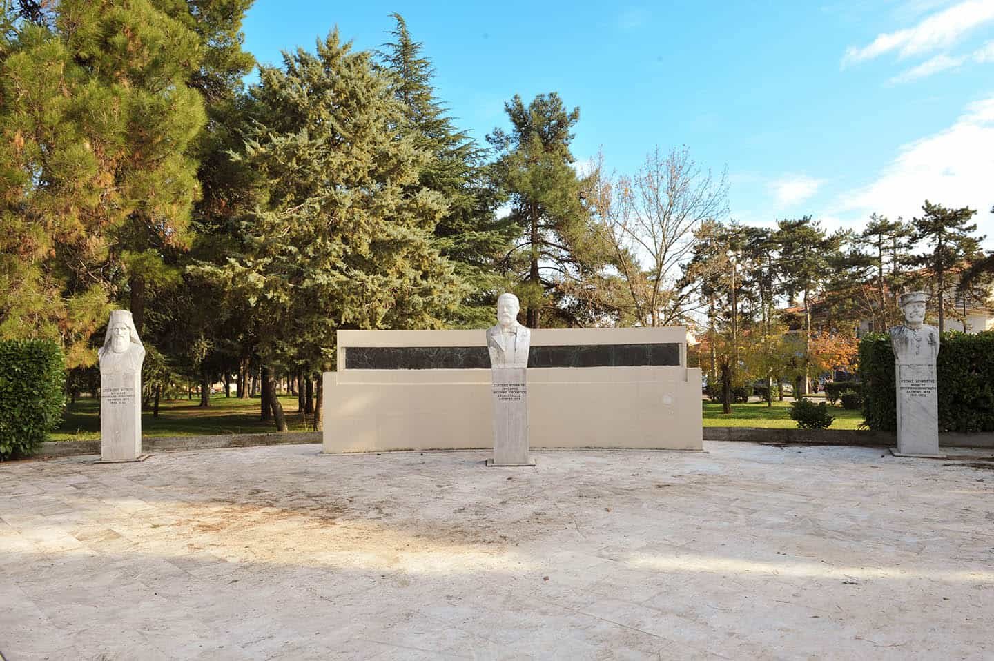 Λιτόχωρο τμήμα με το Μνημείο Πεσόντων Ηρώον με προτομή του Ευάγγελου Κοροβαγκου- Προβατίδης Στάθης μεσιτικό παραθαλάσσια οικόπεδα αγροτεμάχια