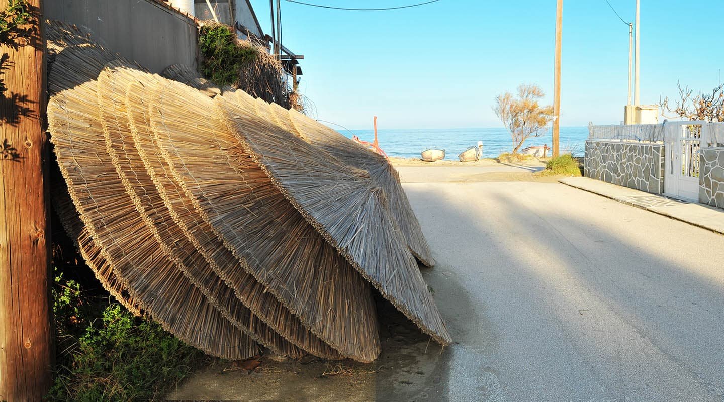 Νέα Μεσάγκαλα παραλιακός δρόμος και θάλασσα με βάρκες αραγμένες στην αμμουδιά Προβατίδης παραθαλάσσια οικόπεδα αγροτεμάχια κτηματομεσίτης