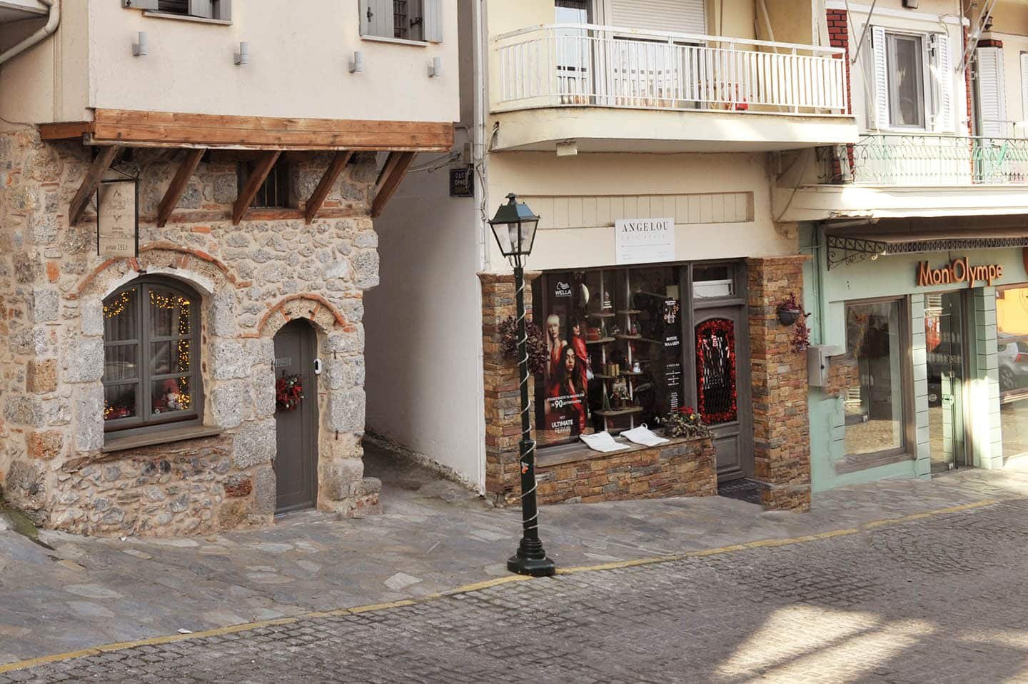 Λιτόχωρο πλακόστρωτα δρομάκια με αναπαλαιωμένα πέτρινα σπίτια Προβατίδης Στάθης μεσιτικό παραθαλάσσια οικόπεδα αγροτεμάχια