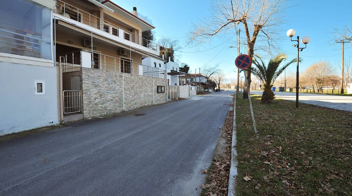 Παραθαλάσσιο οικόπεδο στο Στόμιο-Αγιά πρόσβαση με άσφαλτο προς το οικόπεδο,σπίτια από κάτω-Προβατίδης Στάθης