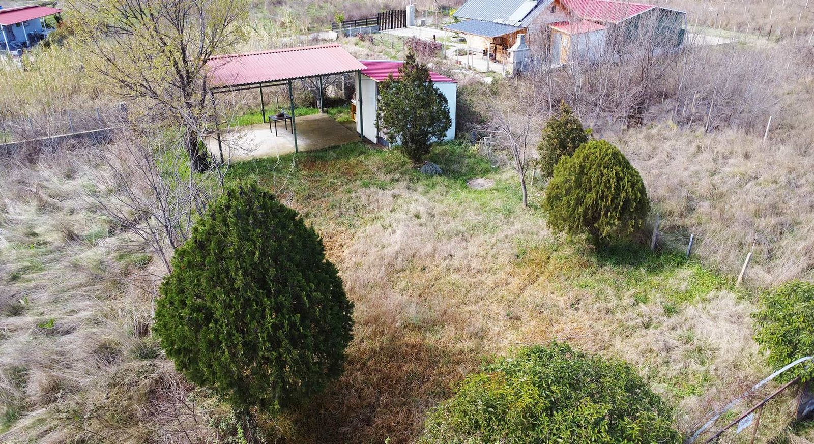 Καστρί Λουτρό Αγροτεμάχιο με πάνελ από ψηλά με κιόσκι και σπιτάκι-Προβατίδης μεσιτικά