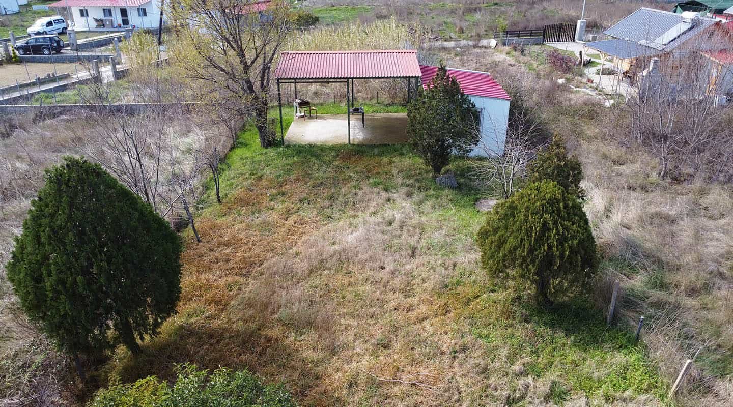 Καστρί Λουτρό Αγροτεμάχιο με πάνελ από μπροστά με κιόσκι και σπιτάκι και δέντρα-Προβατίδης μεσιτικά