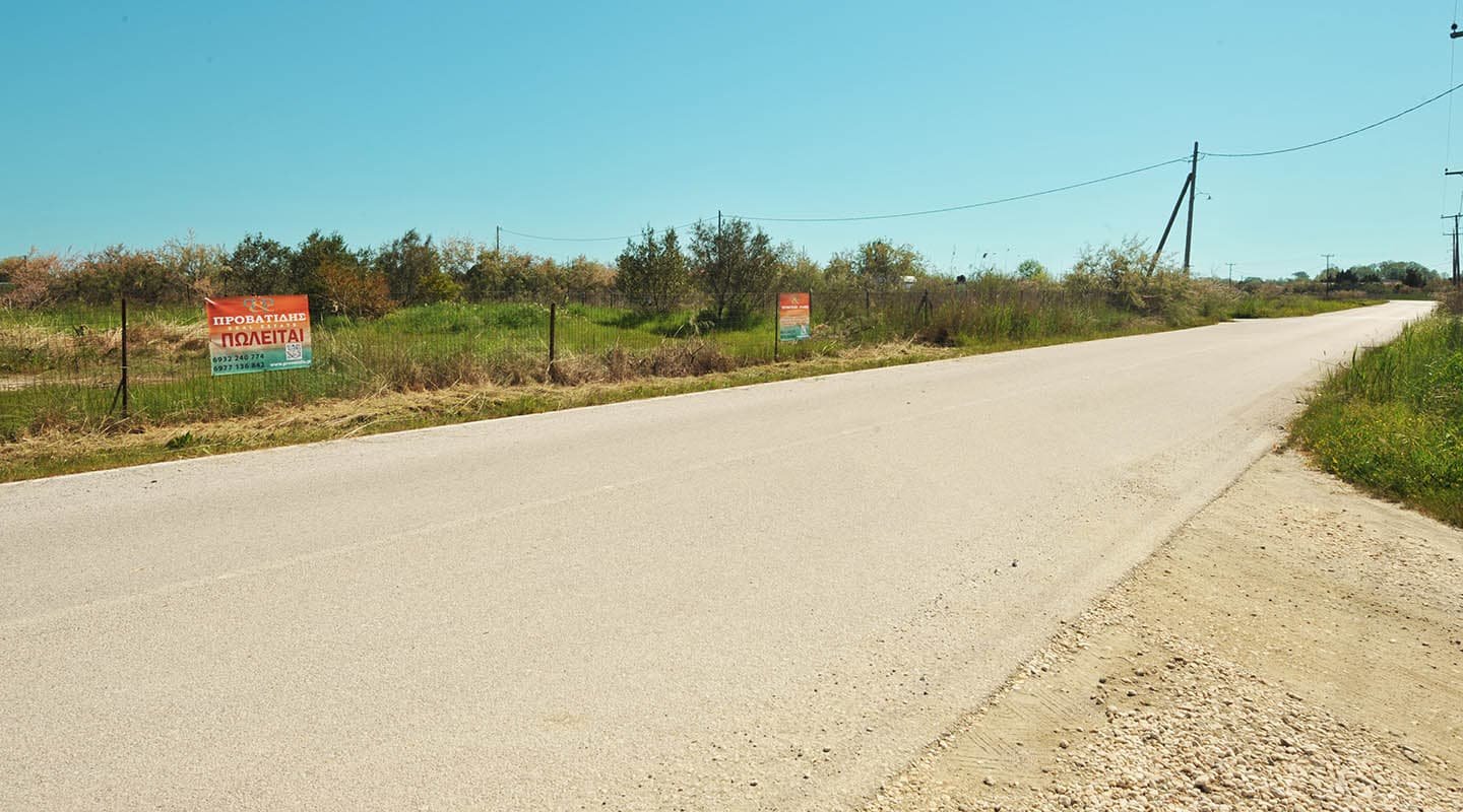 Παραθαλάσσιο ακίνητο ματιά από απέναντι και στο βάθος περιφερειακής οδού Προβατίδης μεσιτικά