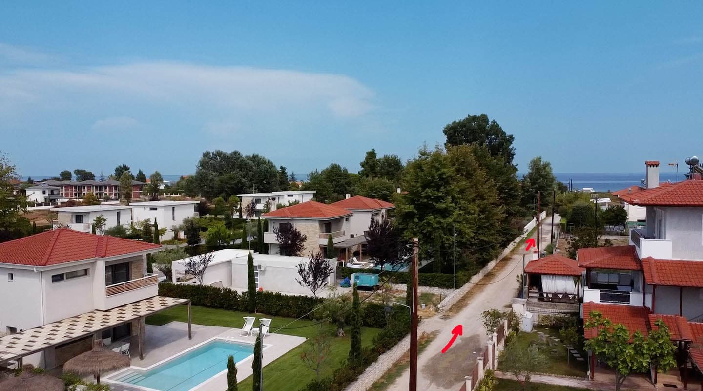Προβατίδης μεσιτικά Πλακα Λιτοχώρου-Λεπτοκαρυά θέα από το παραθαλάσσιο αγροτεμάχιο στο δρόμο πρόσβασης προς την θάλασσα και την Επαρχιακή Οδό με όμορφες βίλες