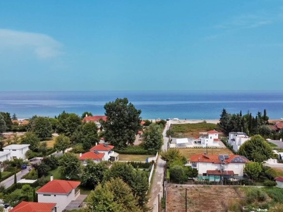 Προβατίδης μεσιτικά Πλακα Λιτοχώρου-Λεπτοκαρυά θέα από το παραθαλάσσιο αγροτεμάχιο στο δρόμο πρόσβασης προς την θάλασσα και την Επαρχιακή Οδό με όμορφες βίλες από ψηλά