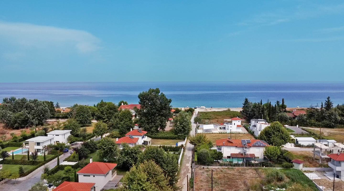 Προβατίδης μεσιτικά Πλακα Λιτοχώρου-Λεπτοκαρυά θέα από το παραθαλάσσιο αγροτεμάχιο στο δρόμο πρόσβασης προς την θάλασσα και την Επαρχιακή Οδό με όμορφες βίλες από ψηλά