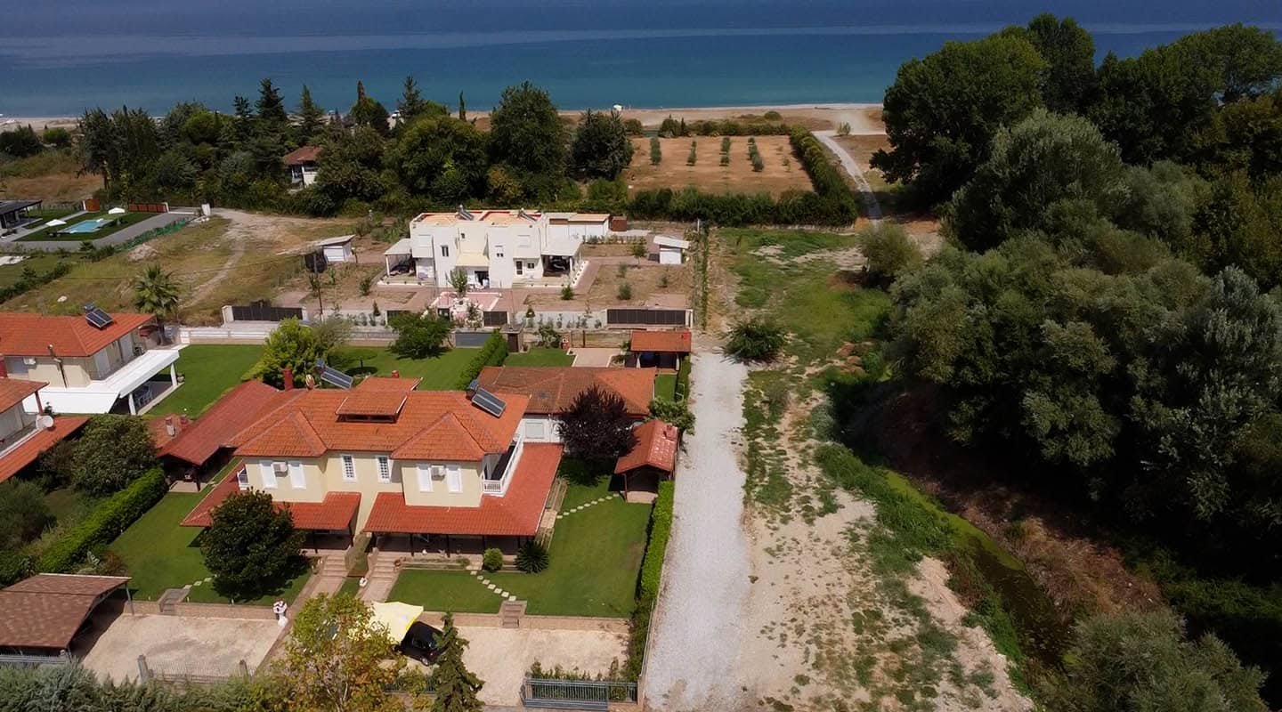 Προβατίδης μεσιτικά Πλακα Λιτοχώρου-Λεπτοκαρυά θέα από ψηλά από το παραθαλάσσιο αγροτεμάχιο στο δρομάκι προς την θάλασσα με σπίτια δίπλα