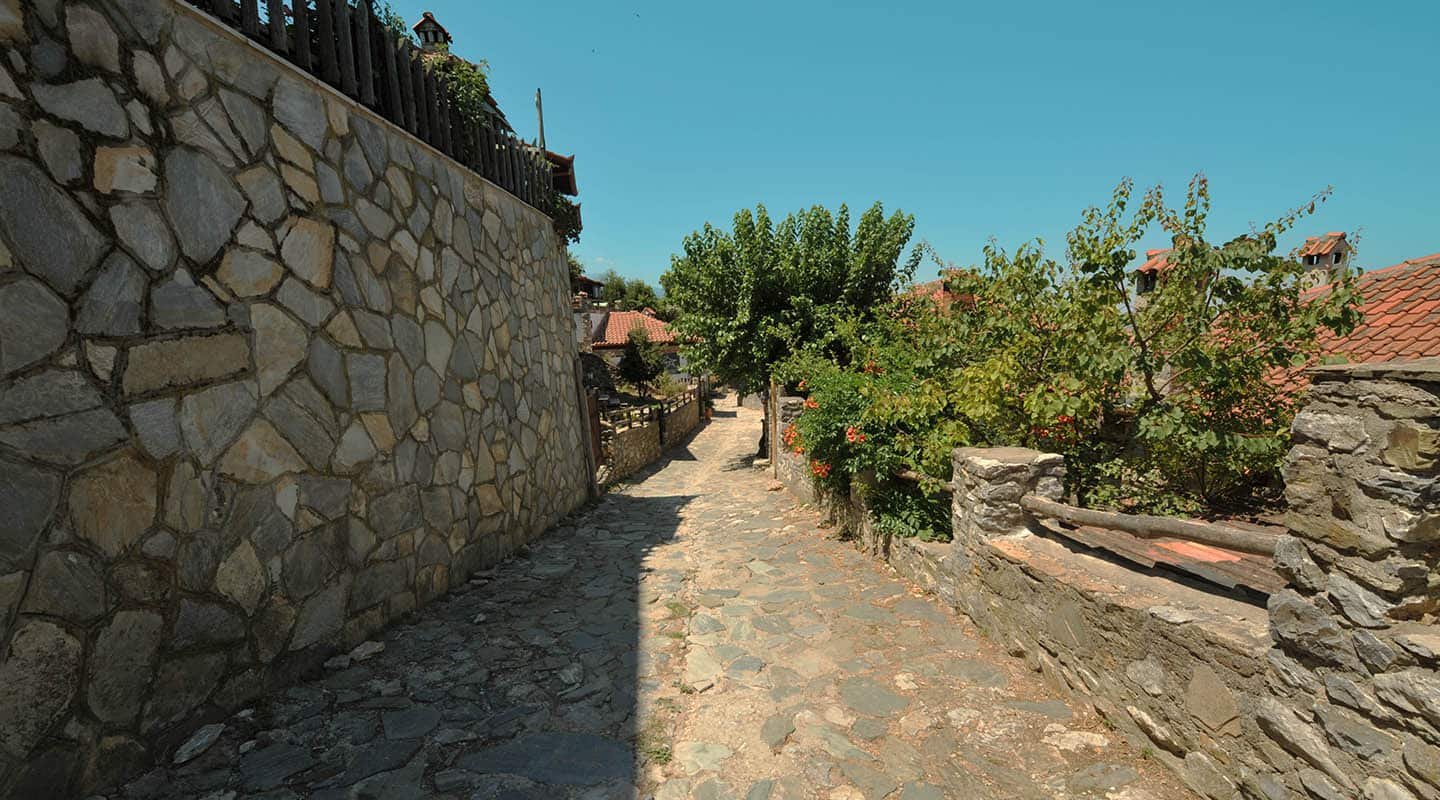 Προβατίδης μεσιτικά Παλαίός Παντελεήμονας πλακόστρωτο δρομάκι δίπλα στην κατοικία που οδηγεί στην πλατεία