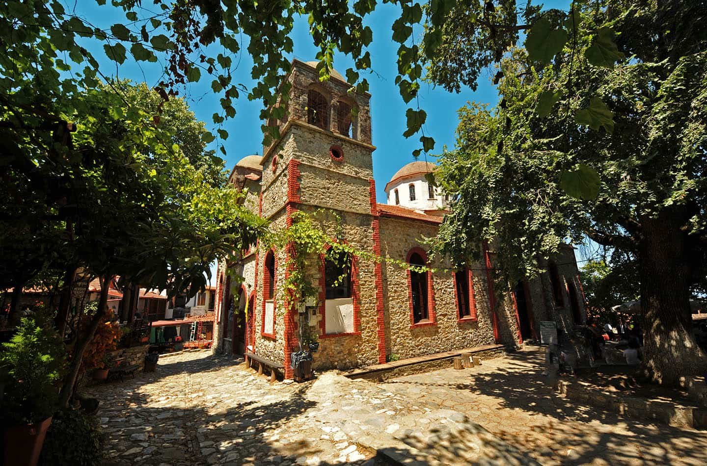 Provatidis μεσιτικά εκκλησία και πλατεία στον Παλαιό Παντελεήμονα