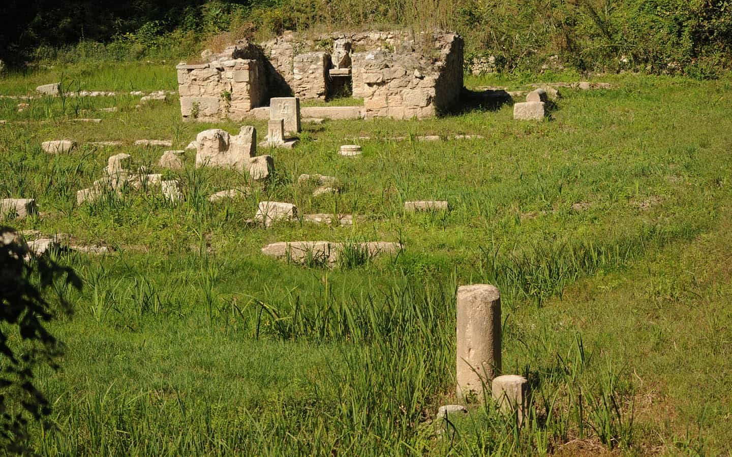 Προβατίδης μεσιτικά Δίον μαρμάρινα ερείπια στο εξωτερικό χώρο αρχαιολογικού χώρου