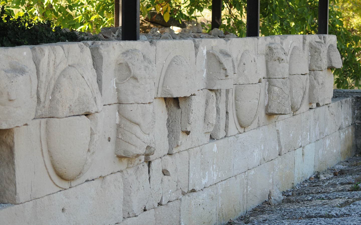 Προβατίδης μεσιτικά Δίον Μαρμάρινος τοίχος με σκαλισμένες αρχαίες πανοπλίες