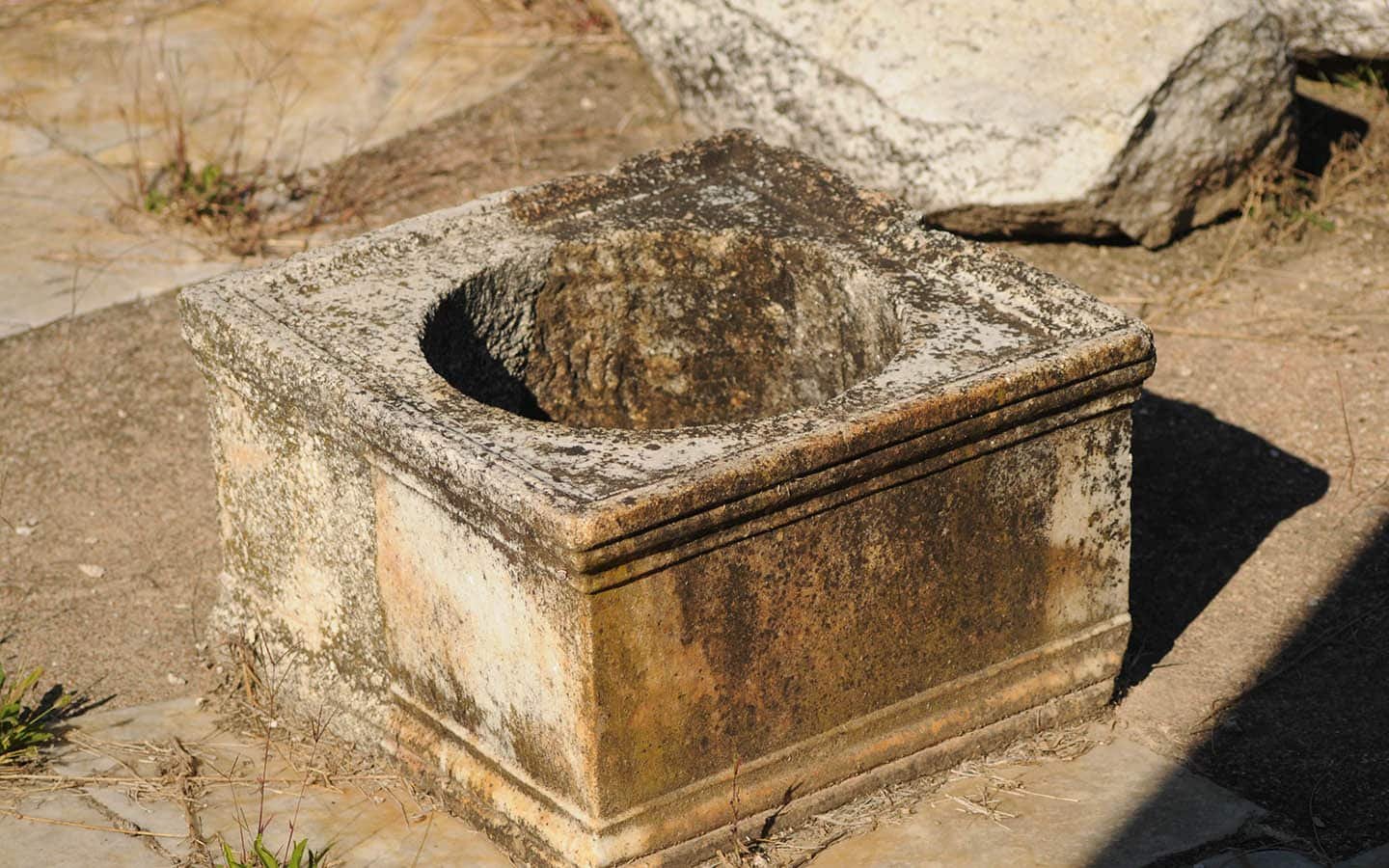 Προβατίδης μεσιτικά Δίον κομμάτι μαρμάρινης κολόνας στο αρχαιολογικό χώρο