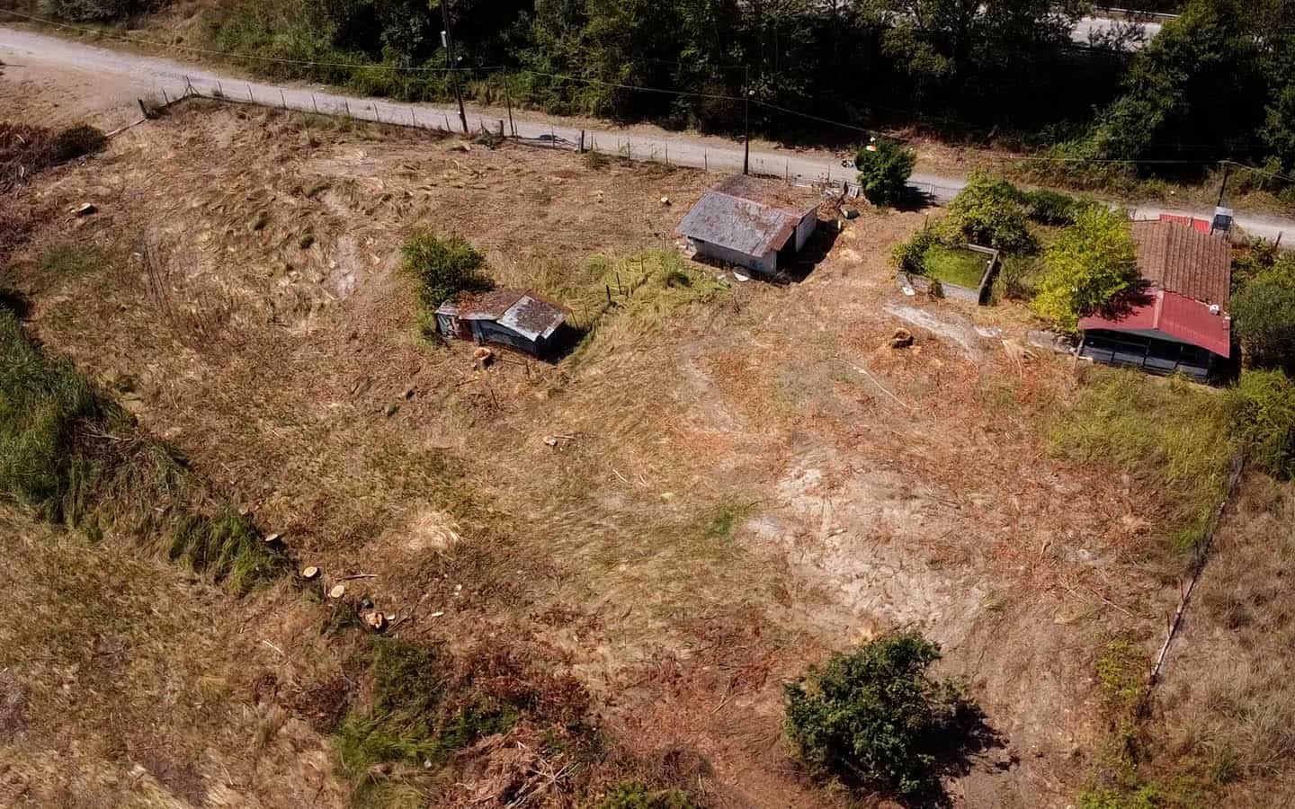 Προβατιδης μεσιτικά Γρίτσα θέα από ψιλά στο παραθαλάσσιο αγροτεμάχιο, κτίσματα και είσοδο