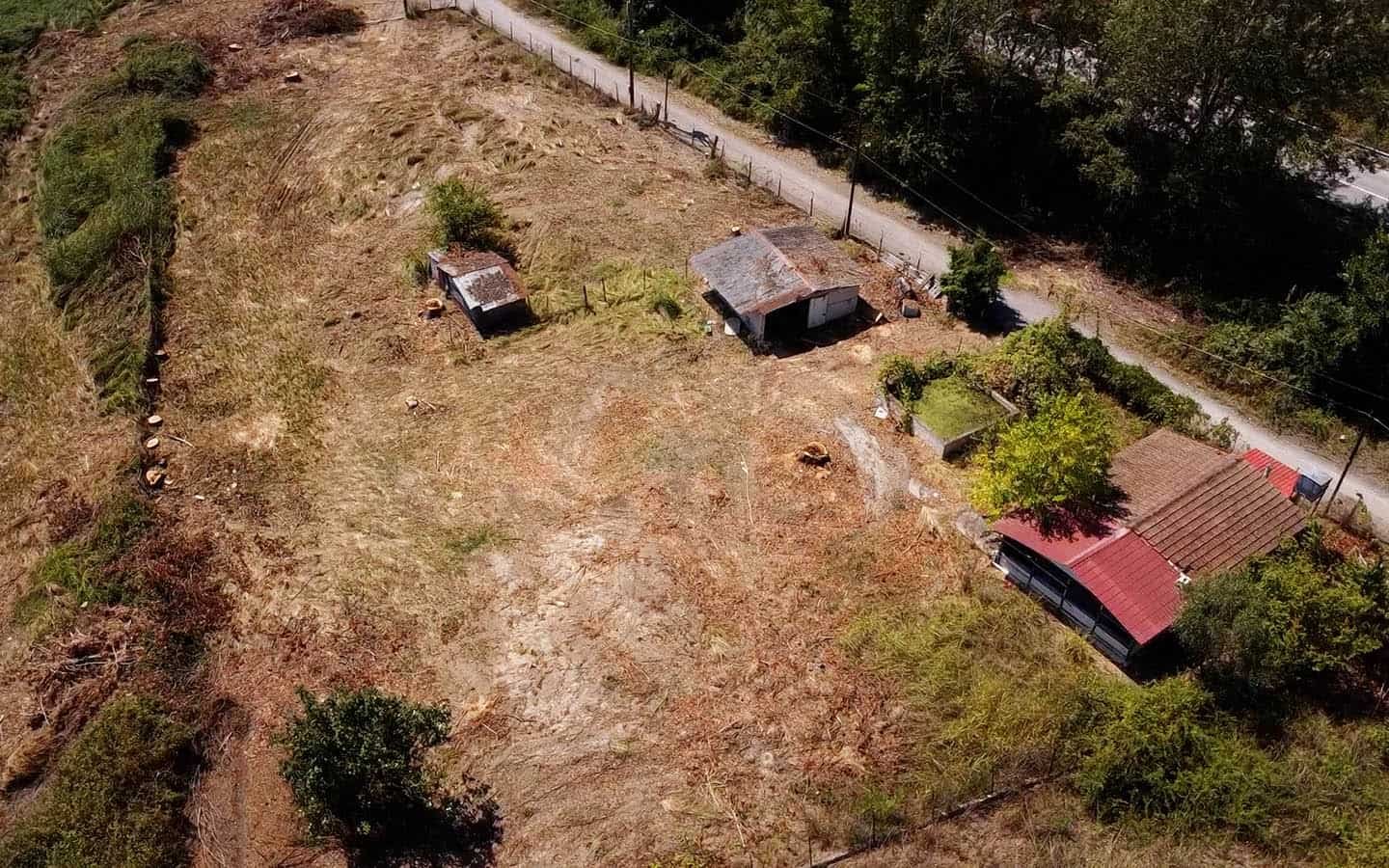 Προβατίδης μεσιτικά Γρίτσα θέα από ψιλά στο παραθαλάσσιο αγροτεμάχιο, κτίσματα