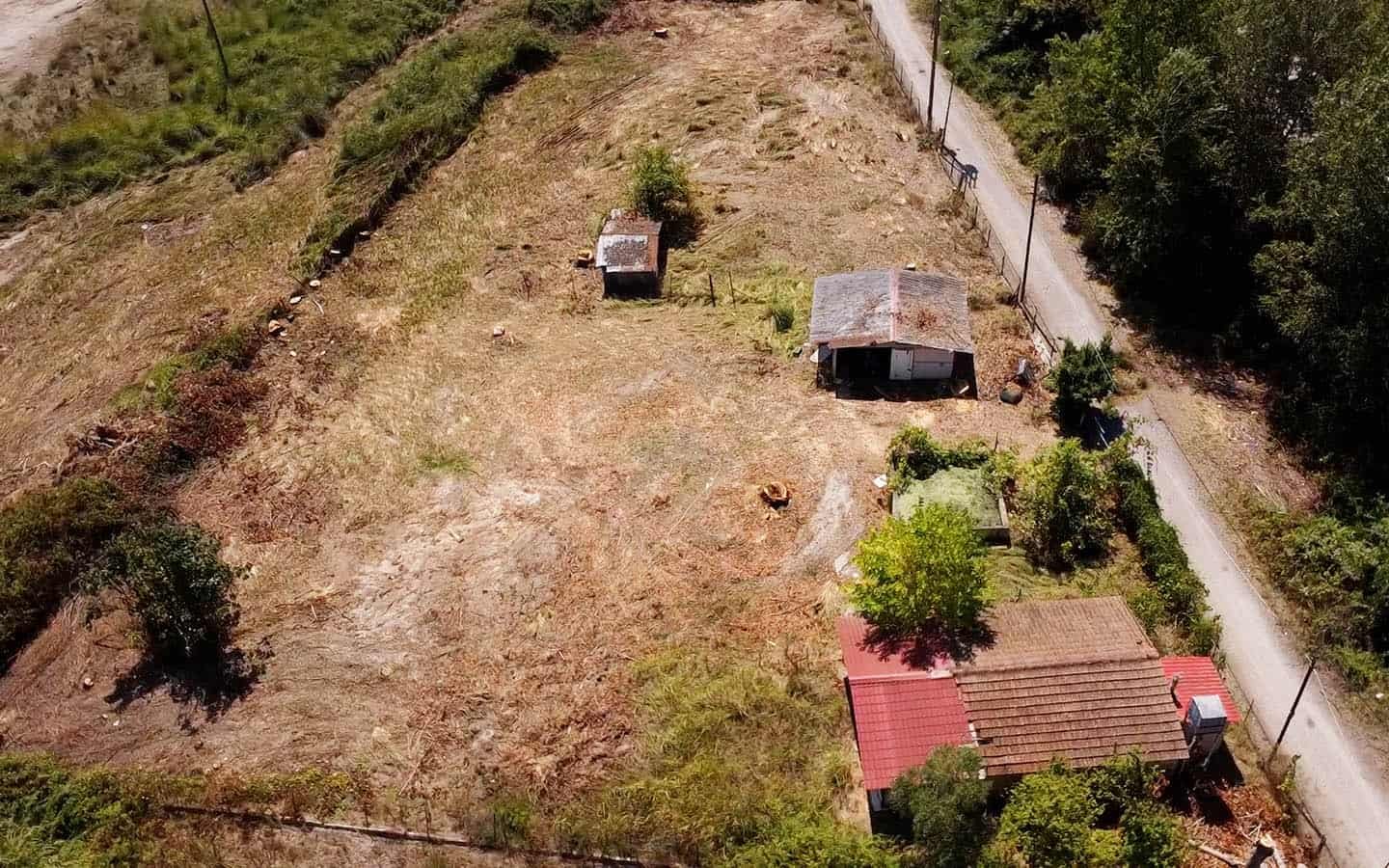 Προβατίδης μεσιτικά Γρίτσα θέα από ψιλά στο παραθαλάσσιο αγροτεμάχιο, κτίσματα και ενυδρείο