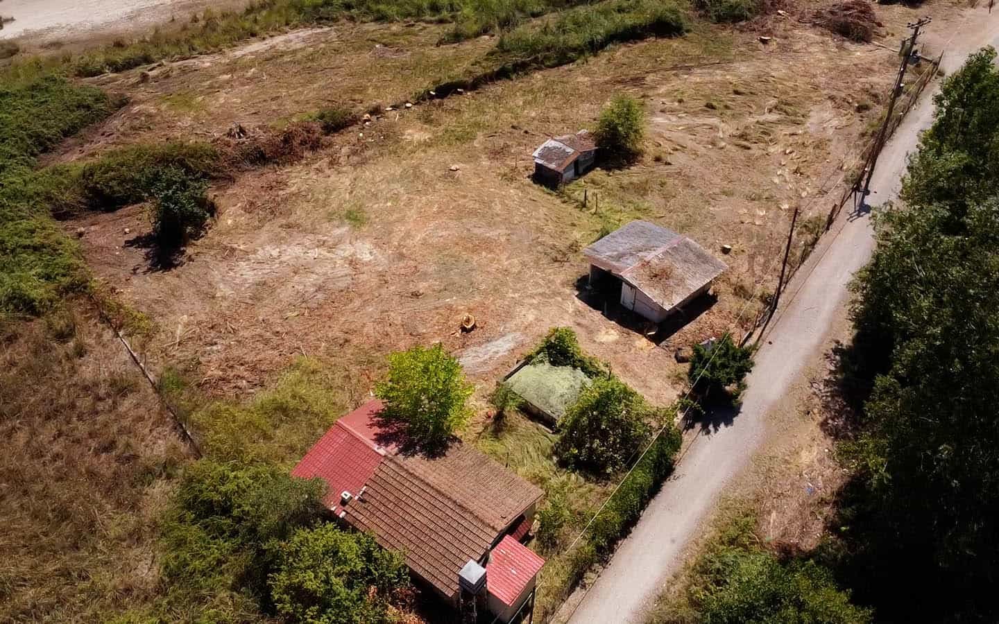 Προβατίδης μεσιτικά Γρίτσα θέα από ψιλά στο παραθαλάσσιο αγροτεμάχιο, κτίσματα και ενυδρείο προς παραλία
