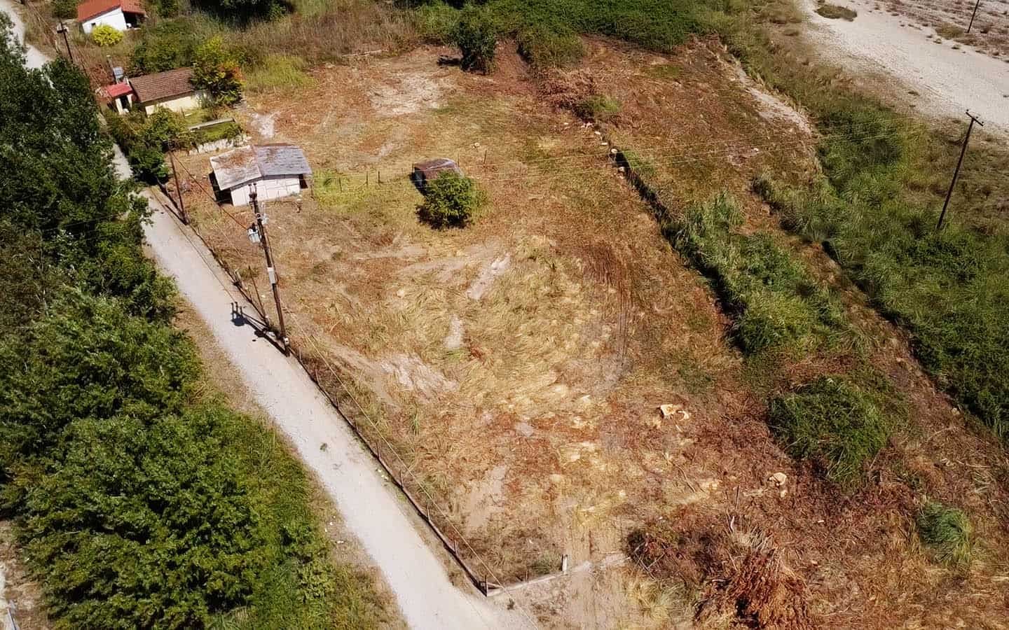 Προβατίδης μεσιτικά Γρίτσα θέα στην είσοδο από ψιλά στο παραθαλάσσιο αγροτεμάχιο προς παραλία