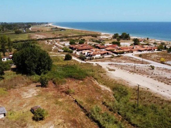Προβατίδης μεσιτικά Γρίτσα θέα από ψιλά στο παραθαλάσσιο αγροτεμάχιο και θέα στο χωριό των ψαράδων με παραλία