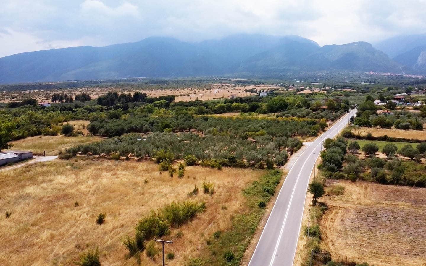 Προβατίδης μεσιτικά Πλάκα Λιτοχώρου θέα από ψηλά από στο αγροτεμάχιο με φόντο τους ελαίωνες και τους συνεφιασμένους πρόποδες Ολύμπου