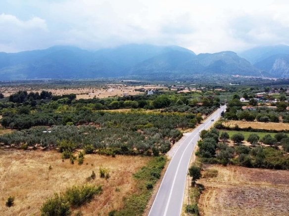 Προβατίδης μεσιτικά Πλάκα Λιτοχώρου θέα από ψηλά από στο αγροτεμάχιο με φόντο τους συνεφιασμένους πρόποδες Ολύμπου