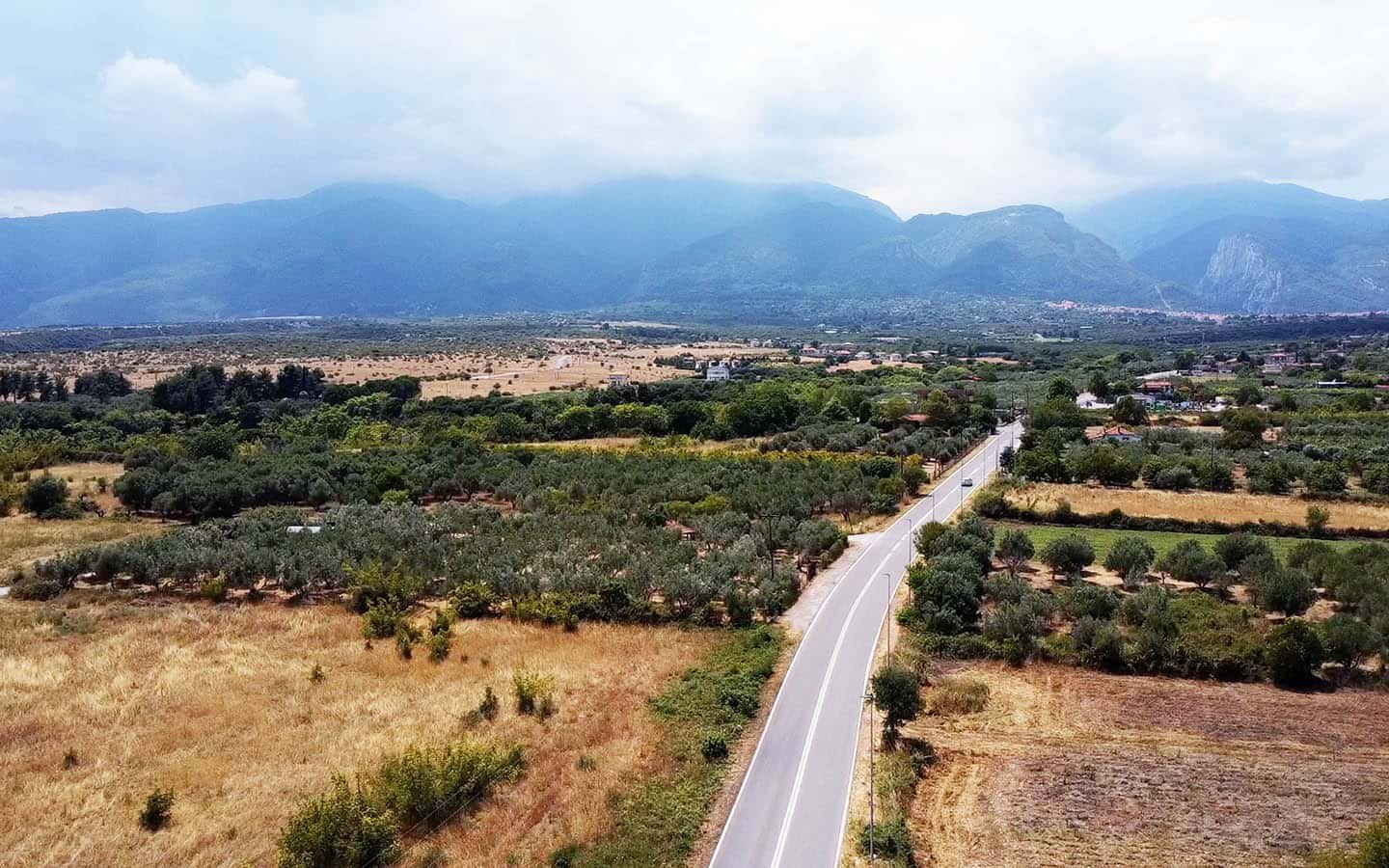 Προβατίδης μεσιτικά Πλάκα Λιτοχώρου θέα από ψηλά από στο αγροτεμάχιο με φόντο τους συνεφιασμένους πρόποδες Ολύμπου