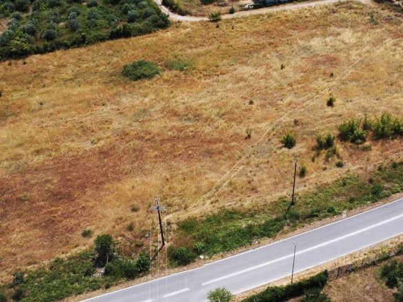 Προβατίδης μεσιτικά Πλάκα Λιτοχώρου θέα μετωπικά στο αγροτεμάχιο και στην νότια πλαυρά του και δρόμο