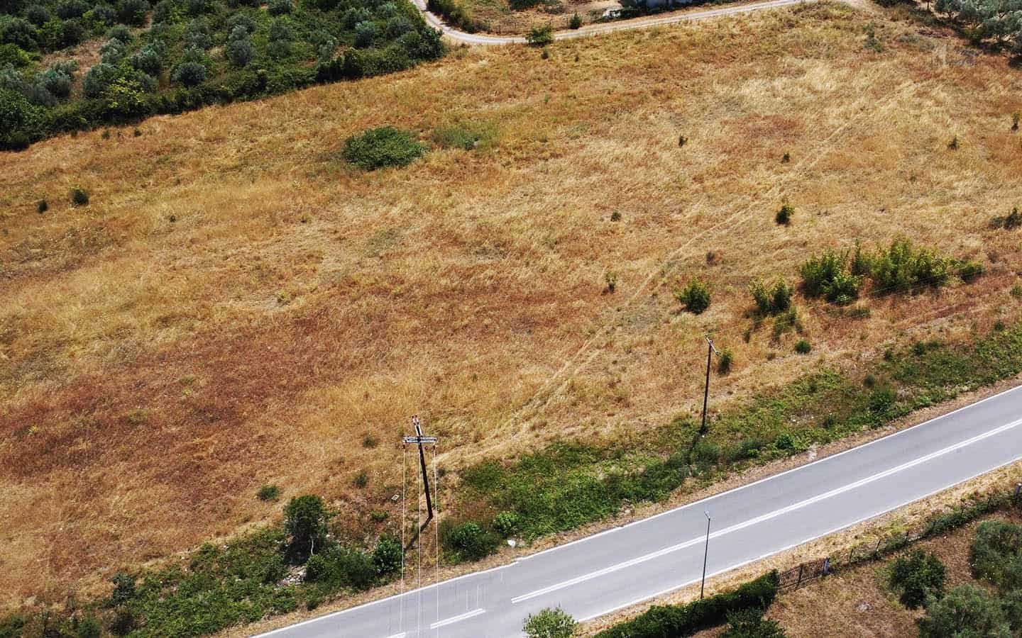 Προβατίδης μεσιτικά Πλάκα Λιτοχώρου θέα μετωπικά στο αγροτεμάχιο και στην νότια πλαυρά του και δρόμο