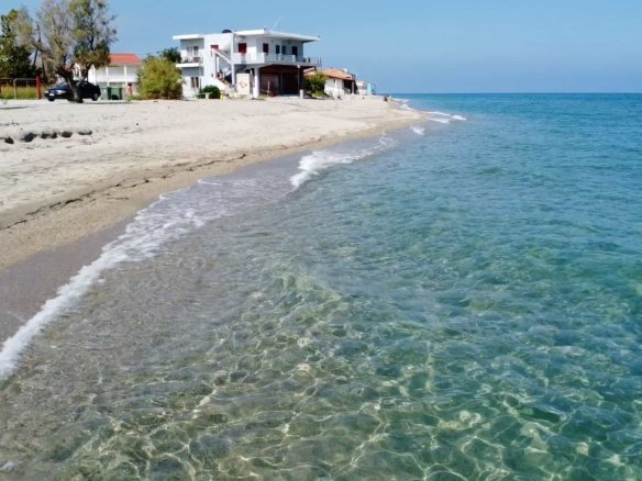 Προβατίδης μεσιτικά Νέα Μεσάγκαλα παραθελάσσιο αγροτεμάχιο- θάλασσα με περαλία και σπίτη στο βάθος
